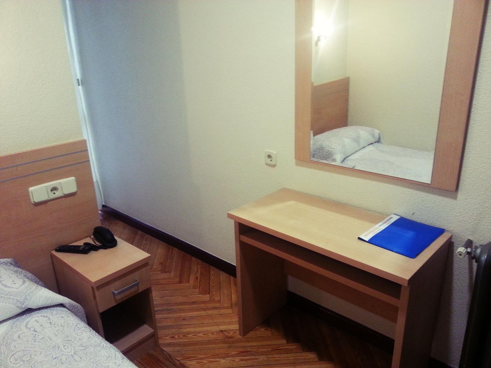 Hostal Avenida Мадрид Экстерьер фото