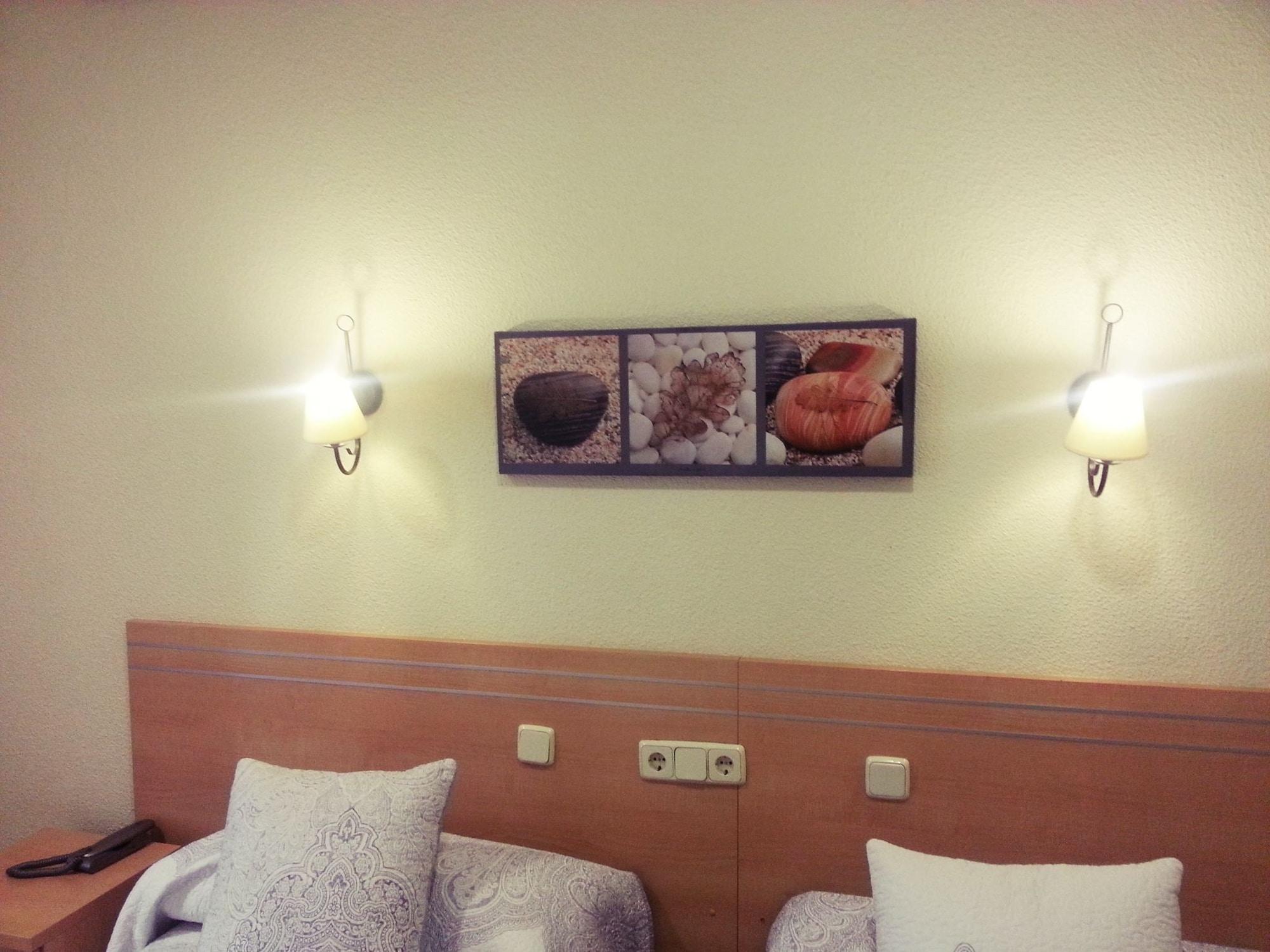 Hostal Avenida Мадрид Экстерьер фото