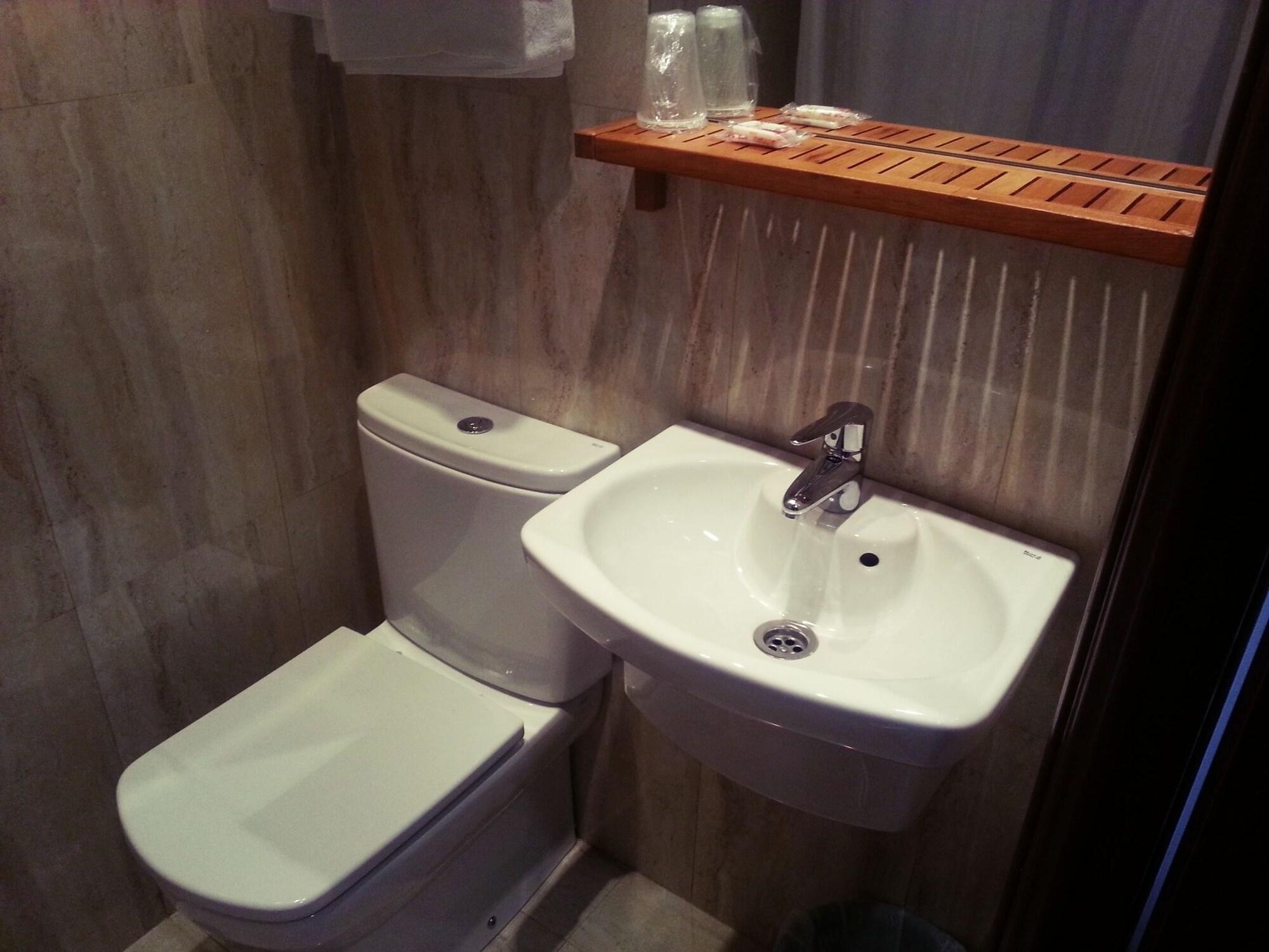 Hostal Avenida Мадрид Экстерьер фото
