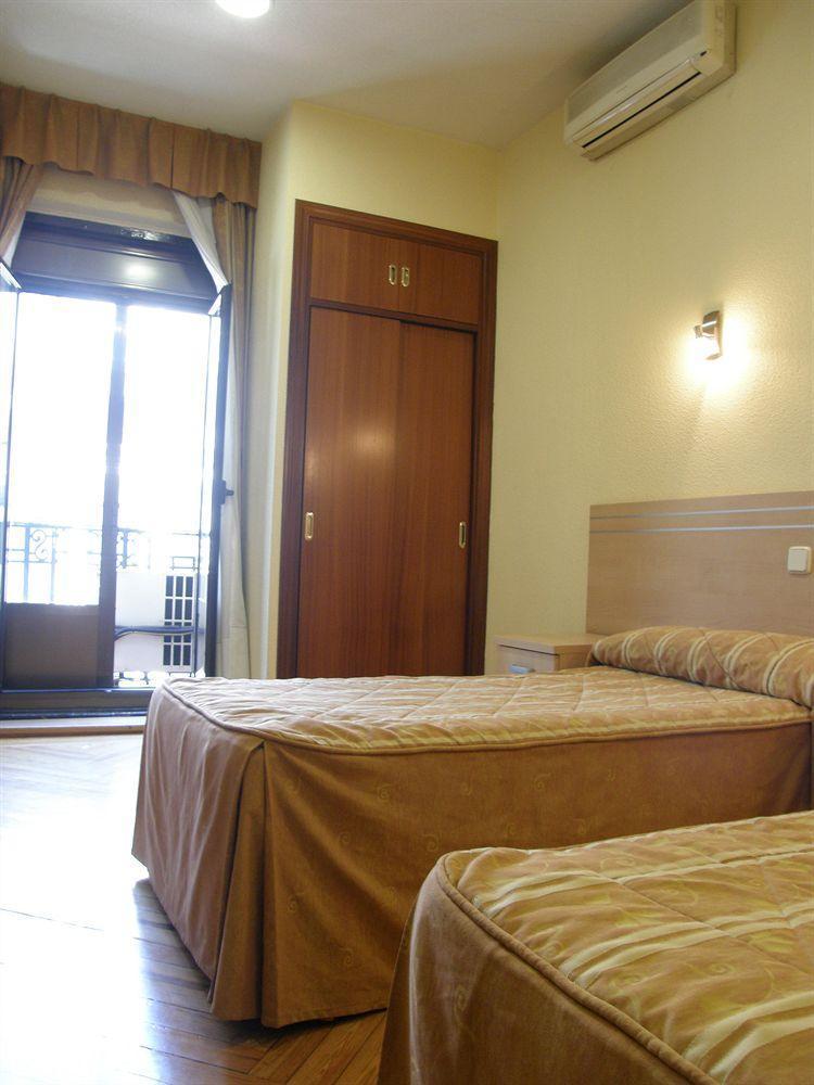 Hostal Avenida Мадрид Экстерьер фото